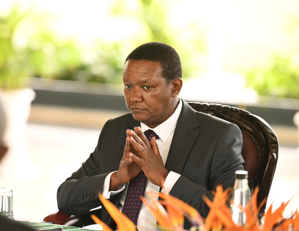 DrAlfredMutua's tweet photo. Today at State House, I joined fellow Ukambani leaders for a productive engagement with H.E. President @WilliamsRuto. Our discussions focused on accelerating key development projects in 𝐫𝐨𝐚𝐝𝐬, 𝐞𝐥𝐞𝐜𝐭𝐫𝐢𝐟𝐢𝐜𝐚𝐭𝐢𝐨𝐧, 𝐰𝐚𝐭𝐞𝐫, 𝐚𝐟𝐟𝐨𝐫𝐝𝐚𝐛𝐥𝐞 𝐡𝐨𝐮𝐬𝐢𝐧𝐠, 𝐦𝐚𝐫𝐤𝐞𝐭𝐬, 𝐚𝐧𝐝 𝐡𝐢𝐠𝐡𝐞𝐫 𝐞𝐝𝐮𝐜𝐚𝐭𝐢𝐨𝐧 𝐚𝐜𝐫𝐨𝐬𝐬 𝐌𝐚𝐜𝐡𝐚𝐤𝐨𝐬, 𝐌𝐚𝐤𝐮𝐞𝐧𝐢, 𝐚𝐧𝐝 𝐊𝐢𝐭𝐮𝐢 𝐜𝐨𝐮𝐧𝐭𝐢𝐞𝐬.