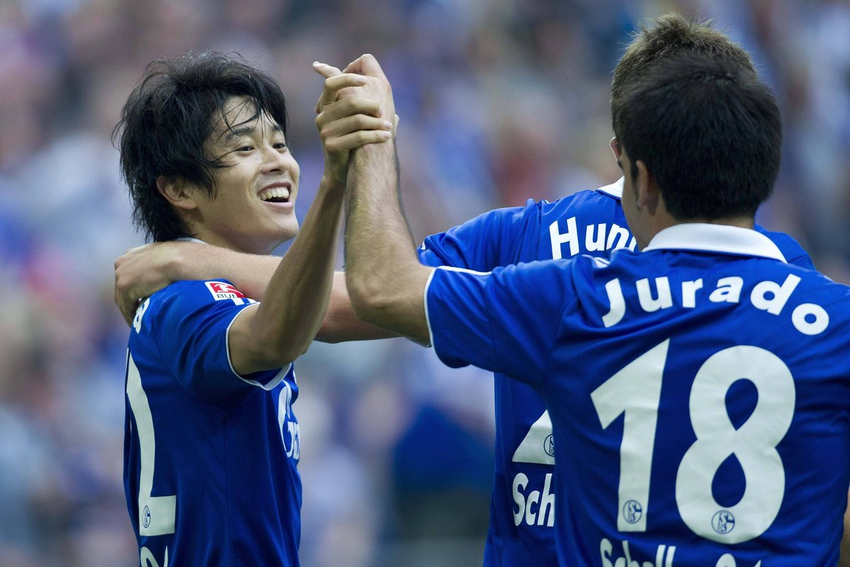 s04's tweet photo. Happy Birthday, Atsuto Uchida! 🎉
誕生日おめでとう、篤人！🎉 

153 Spiele für Königsblau, welches wird Euch ewig davon in Erinnerung bleiben? 📝

#S04 | #HappyBirthday https://t.co/TTpogJa3AF