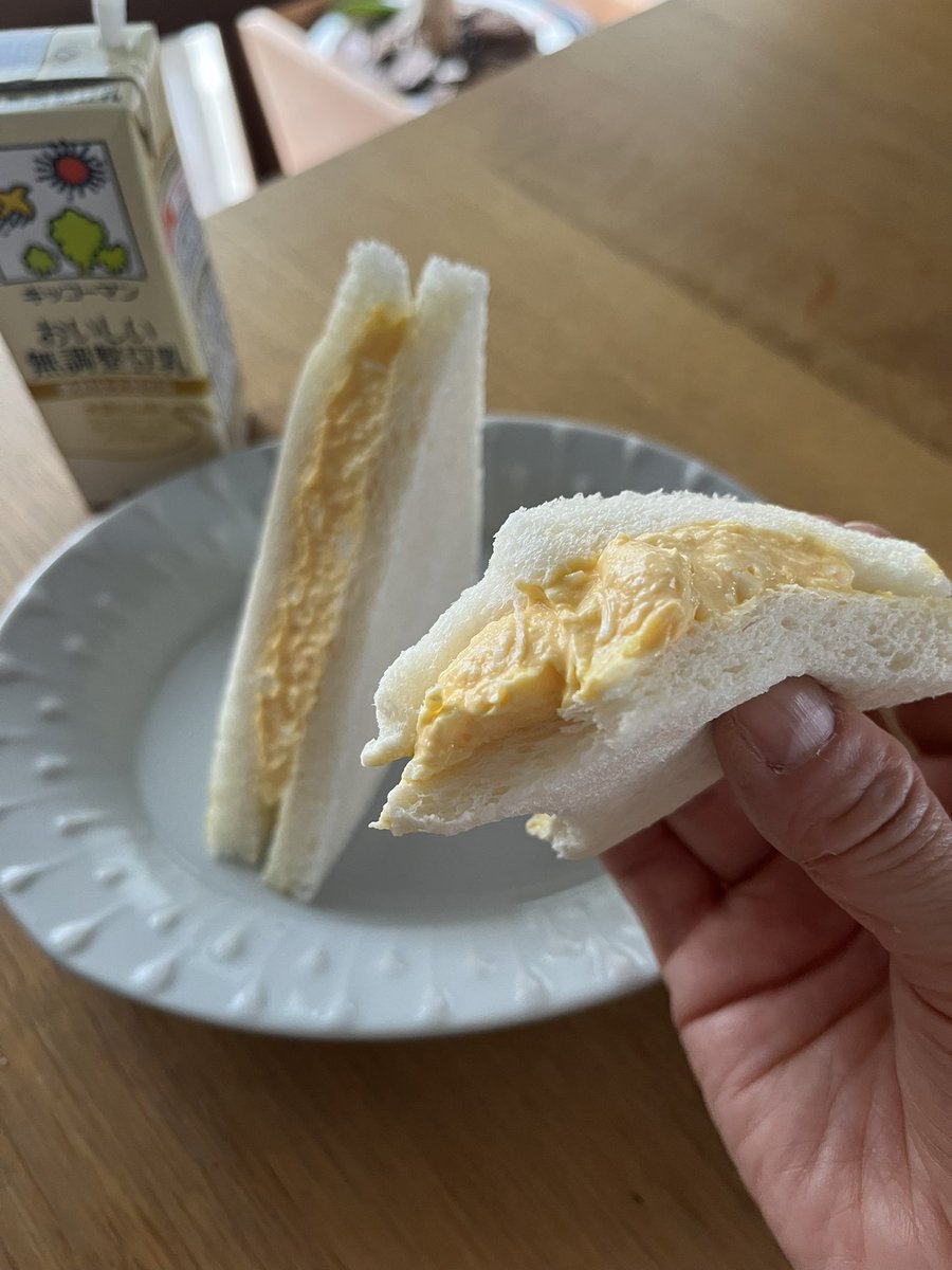 pk_misako's tweet photo. コンビニのたまごサンドをおいしそーに食べる外人さんを見て、私も食べたくなった。　たまごはあんまり好きじゃないけど、このふんわり感はおいし〜ね〜。

スタッフ三木にどこのがオススメか聞いたらセブンだそうで。明日はセブンに行ってみよー https://t.co/AlIpz9t7yv