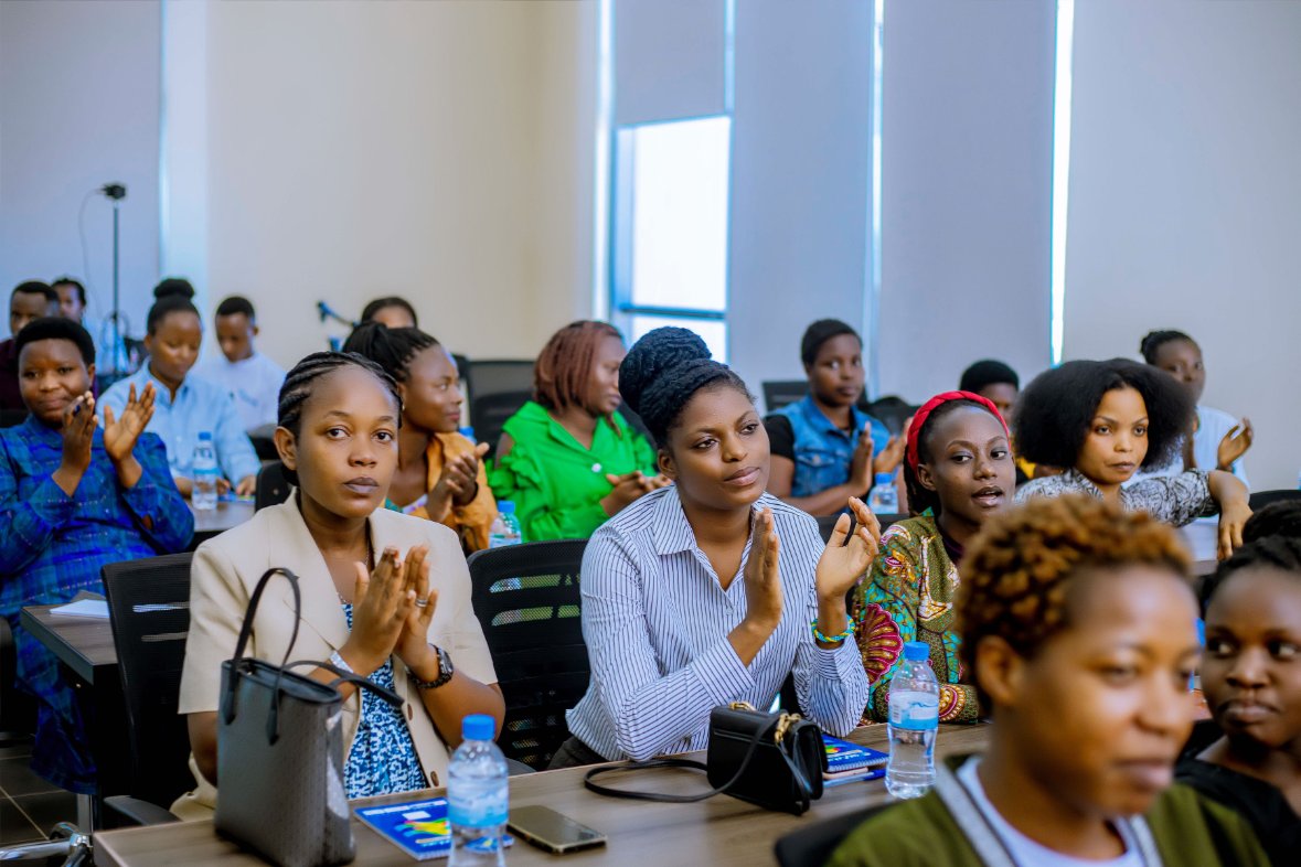 aetradegroup's tweet photo. Yesterday, #AeTradeGroup in partnership with #university_of_rwanda started a Youth Entrepreneurial Skills Development project funded by #mastercardfoundation in order to train young graduates into digital Trade Advisors for MSMEs.
#RwandaICT #minicomRwanda1  #rwictchamber #afcfta https://t.co/biYu4DTu9D