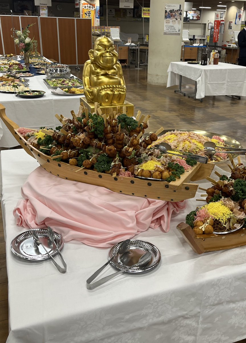 JS_orgmet's tweet photo. 年会の懇親会に初めて参加しましたが、大阪らしい食べ物がありました。
キャベツの玉に串が突き刺さってました。 https://t.co/imDfLtvQtW