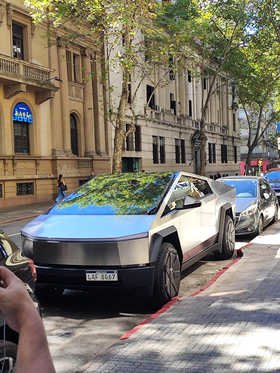 Lopez Mena estaciona en un reservado de carga y descarga en Buenos Aires y sobre un cordón pintado de rojo en una entrada de vehículos en Montevideo. 🤷🏼‍♂️