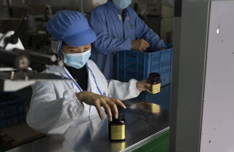 HefeiChina's tweet photo. In 2024, #Hefei exported 14,284 tons of honey worth over $200 million, with rising demand in Japan, the EU, and the Middle East. Beekeepers chase blossoms, while companies expand markets and innovate high-end products, writing a sweet story from Hefei to the world! #OpenHefei https://t.co/84PqQF944v