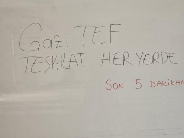 solcugazete60's tweet photo. Gazi Üniversitesi öğrencileri, kendilerini 'teşkilat' olarak tanıtan gruplar tarafından tehdit ediliyor. Son iki günde Maltepe Kampüsü'nde iki öğrenci darp edildi. 

Duvarlara tehdit yazıları yazan yaklaşık 50 kişilik grup okul içinde dolaşarak öğrencilere baskı uyguluyor! https://t.co/W0XcGuAaVH