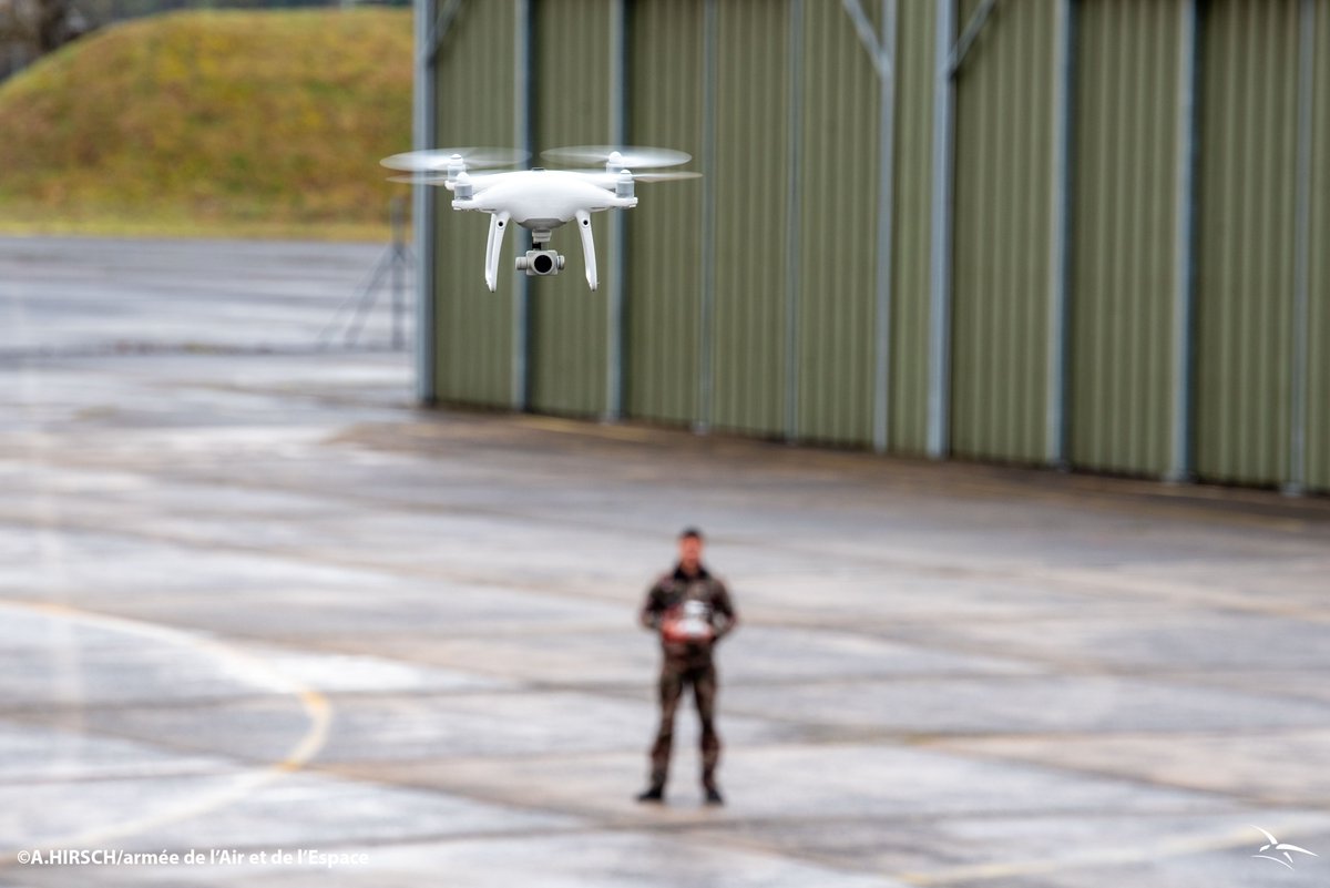 Armee_de_lair's tweet photo. #DEFNET2025 Face au sabotage d’un système anti-drones visant à infiltrer des drones ennemis sur une base alliée, nos cybercombattants ont pu rapidement identifier l’intrusion et la neutraliser. 👩💻👨💻 #Cyberdefense @ComcyberFR https://t.co/mTTHDLsaCi
