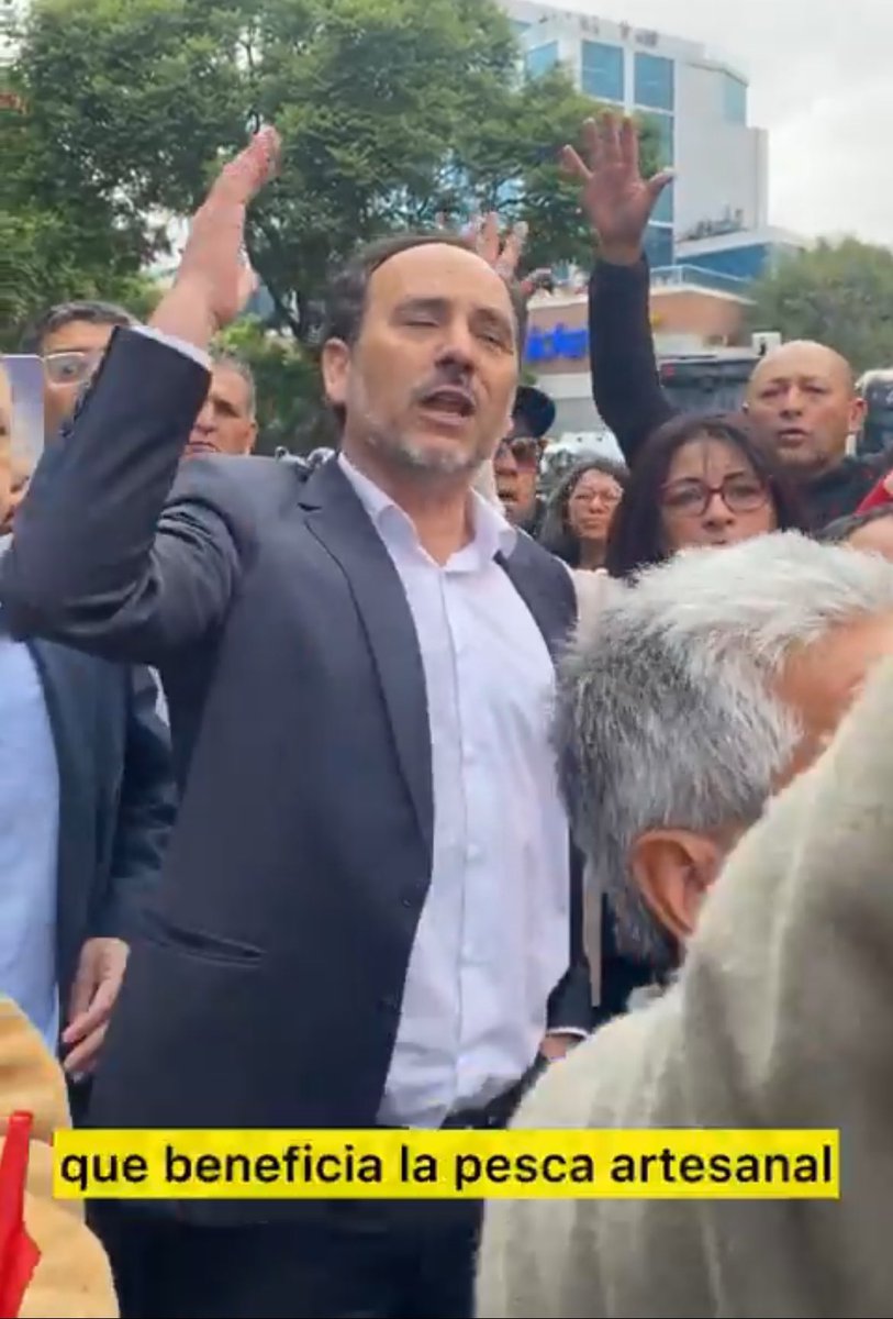 Este comunista HDP , senador Núñez, es el artífice de las protestas y destrozos de los pescadores 

El PC es una organización criminal #Basta !