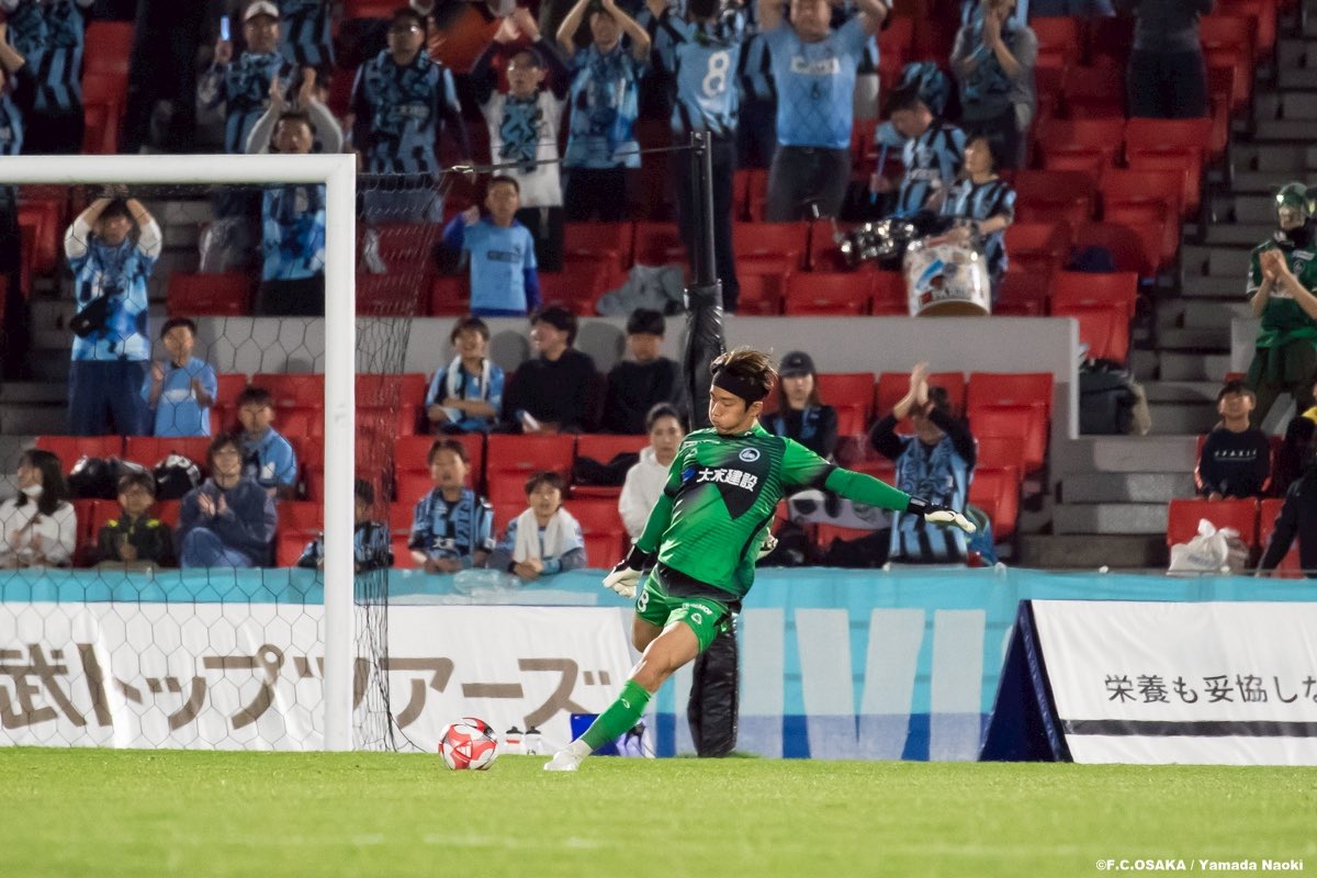 FCosakaOfficial's tweet photo. ⚽️ 𝙅 𝘿𝙚𝙗𝙪𝙩💐

昨日行われた2025JリーグYBCルヴァンカップ 1stR 1回戦 #ジュビロ磐田 戦にて #平吹楽 選手がJデビューを果たしました！👏

#FC大阪 #fcosaka #J3 #東大阪 https://t.co/8YB4X6kCst