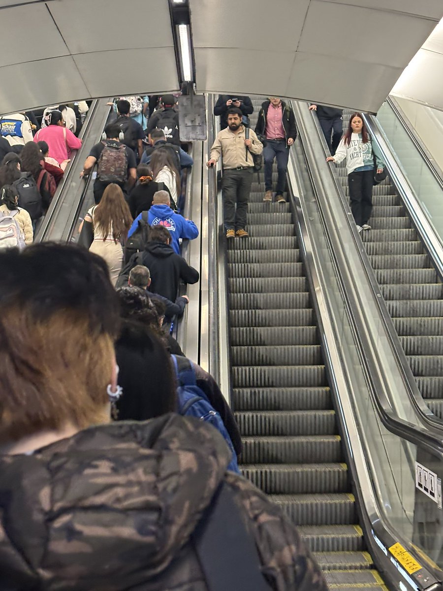 Mode8Chris's tweet photo. @metrodesantiago Yapo tío metro dele más cola cao al que equipo de “estrategia” son 3 para subir y una para bajar en horario punta https://t.co/OiITtJNTyn