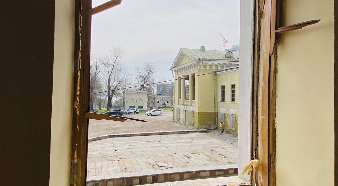 Під час вчорашьої атаки було пошкоджено Палац студентів ДНУ в Парку Шевченка. 

Зараз потрібна допомога в розчищені завалів та прибирання всередині Палацу. Ми доєднуємося до прибирання та кличемо усіх, хто може прийти також.