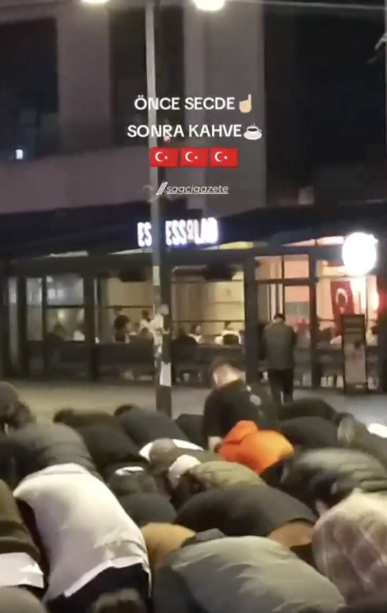 Sağcıların sermayeye ve emperyalizme olan sevdası

6. Filo önünde secdeye varmak 1969
Espressolab önünde secdeye varmak 2025