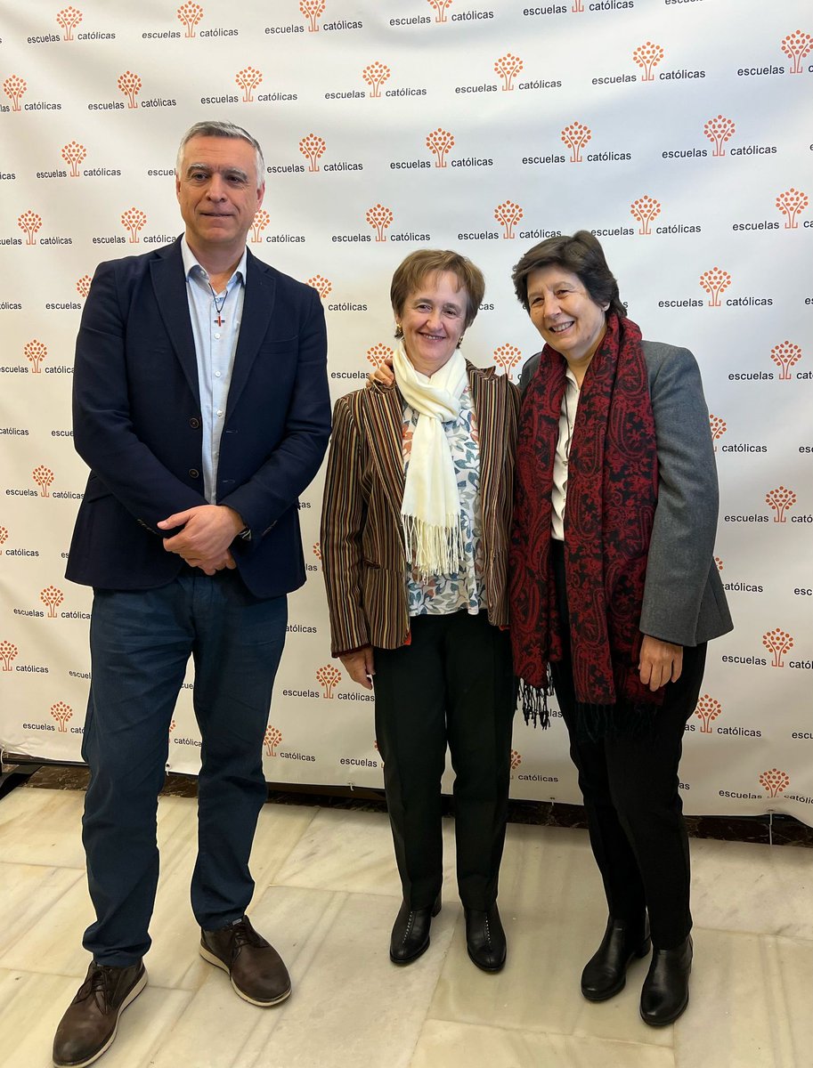 Nuestra secretaria regional, María del Socorro Fuentes en la asamblea de Escuelas Católicas con el secretario y presidenta nacionales: Pedro Huerta y Ana María Sánchez.