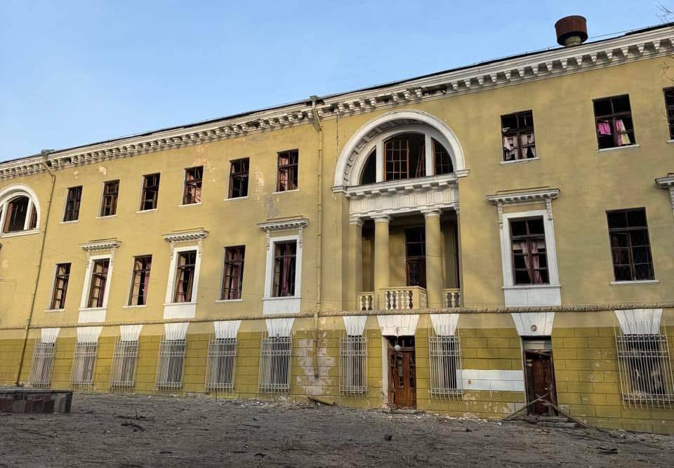 GlushkoDenys's tweet image. ⚡️ Russia has launched a kamikaze drone strike on a residential area in the center of #Dnipro, damaging its architectural monument, the 1791 Potemkin Palace.
Russians targeted the palace, which was built for the then Empress Catherine the Great during her rule in the Ukrainian…