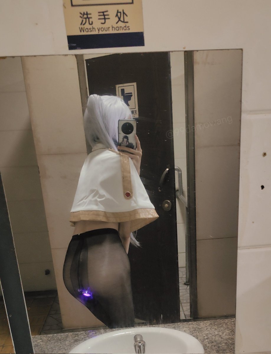 菲伦你问我在街上别人从后面看着我是什么样子....嘛 是这个样子哦😎   等一下这地方随便进来个人都能....要是这样被发现....不过我后面挡着的，应该不会被上吧...❤
#伪娘 #男の娘 #芙莉莲 #露出