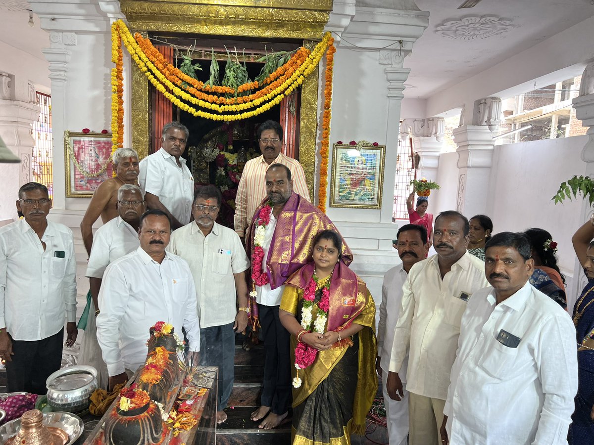 SwethaMadhukar's tweet photo. ఈరోజు ఐ ఎస్ సదన్ లోని దామోదర్ సంజీవని నగర్( వడ్డెర బస్తి) లో  శ్రీ శ్రీ ఈదమ్మ తల్లి  ఐదవ   వార్షికోత్సవాలు ఘనంగా నిర్వహించడం జరిగింది.

#issadan #ghmc #corporator #temple https://t.co/2USuLBUZnY