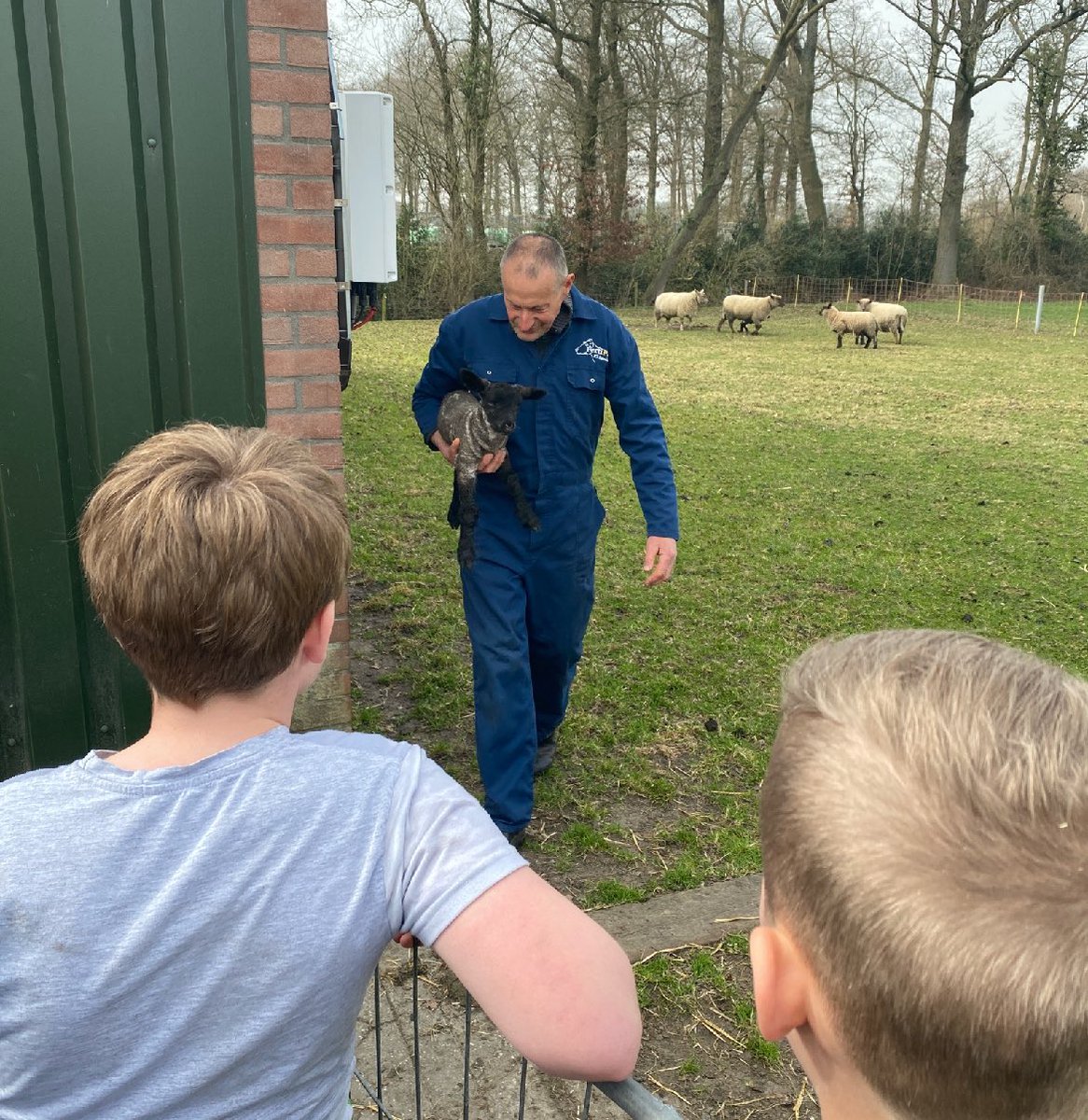 De boer op, bezoek van groep 6/7 op de boerderij 🐄🐐🐮 <a href="/SBOHetMozaiek/">SBO Het Mozaiek</a>