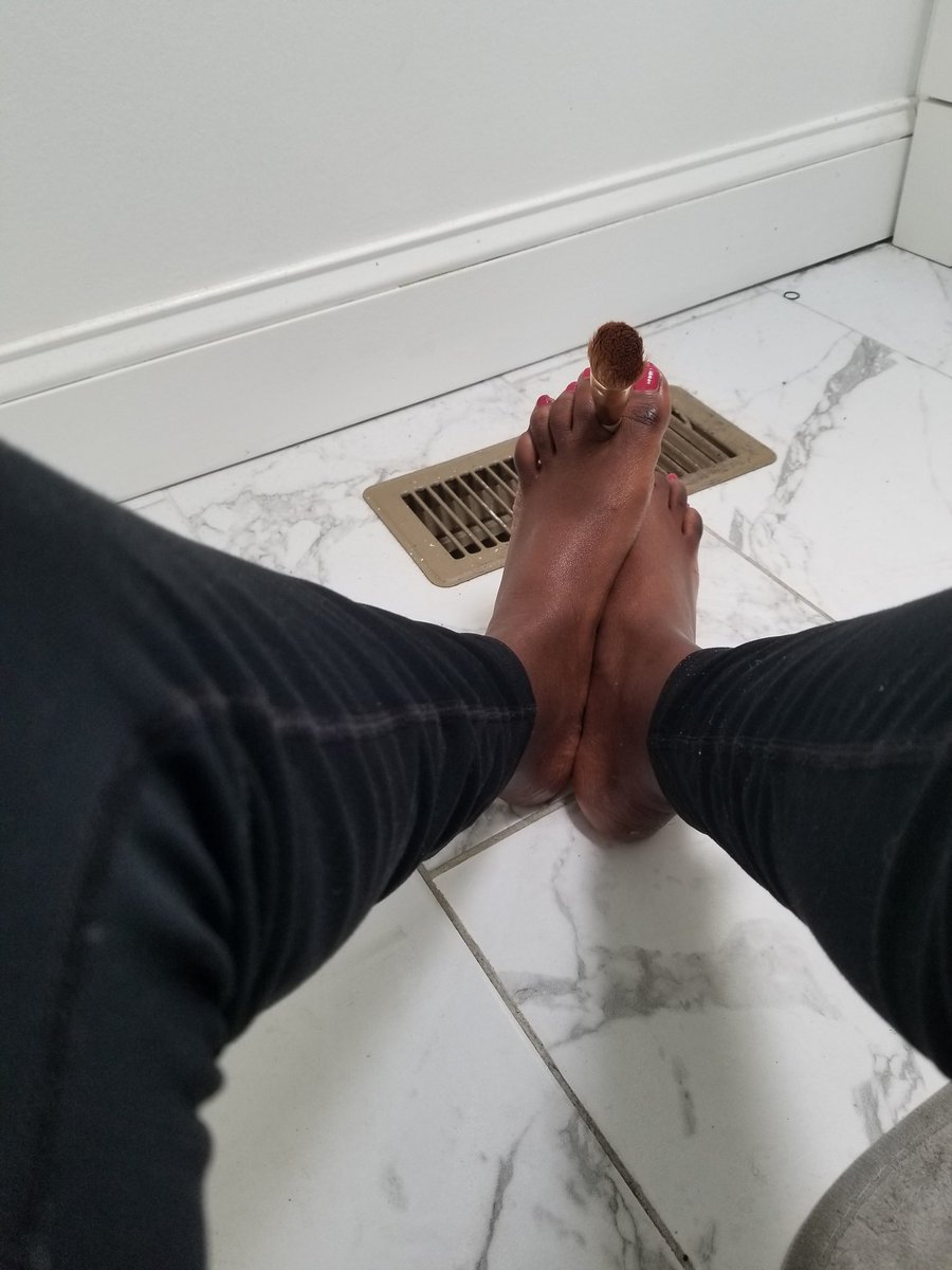 jedijamiel's tweet photo. I need @heisrema in my bed before the years end o 😭😭🤭 https://t.co/Gd1xQdycDZ