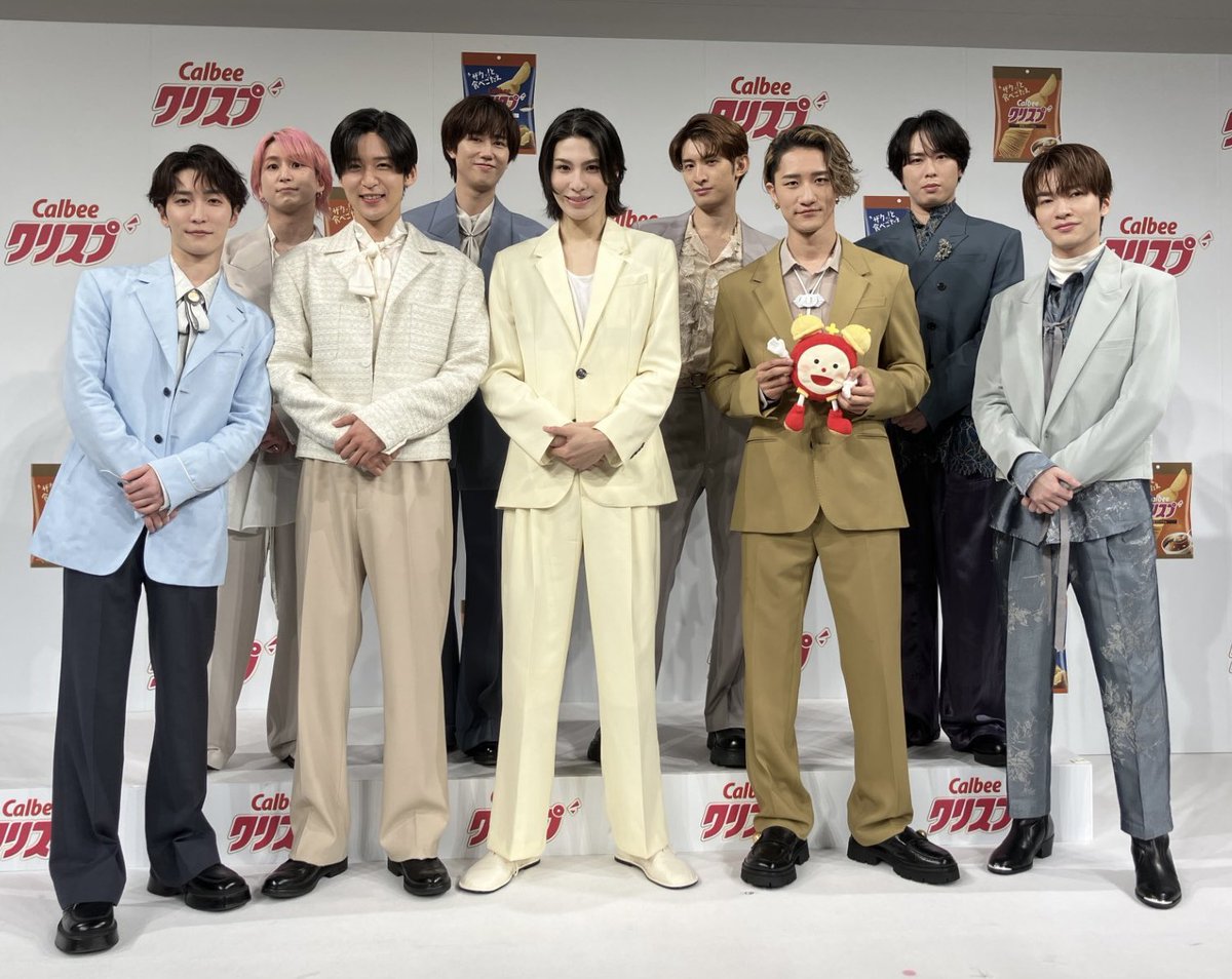 cx_mezamashi's tweet photo. あす28日(金)の #めざましテレビ エンタメPick Up☝️
カルビー｢クリスプ｣の新CM発表会に登場した
#SnowMan のみなさんにインタビュー🎤

商品のザクッと食感にちなみ
去年7月にエンタメプレゼンターを務めた
#ラウール さんにメンバーを食感で例えてもらったよ😆

⭐︎内容変更の際はご了承下さい https://t.co/Pyl2TqPdtU