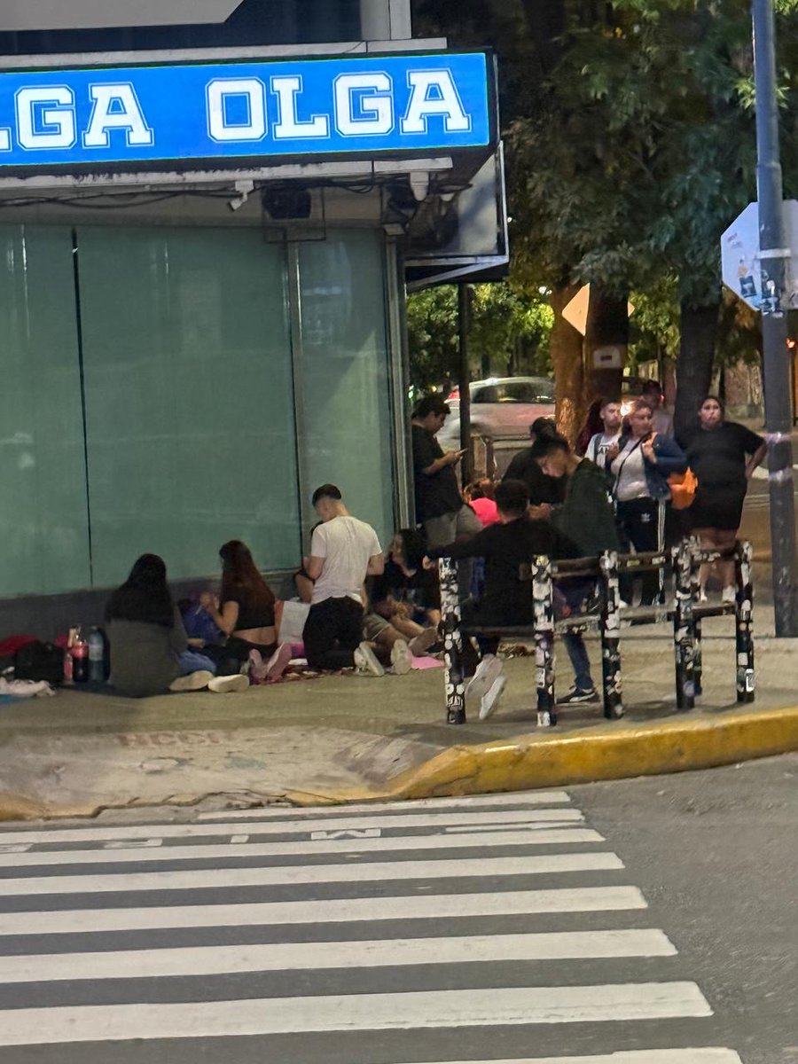 GordoLeyes's tweet image. Si estuviste acampando en Olga desde la madrugada, sos esencialmente un mogóIico. Además de vago y desocupado.