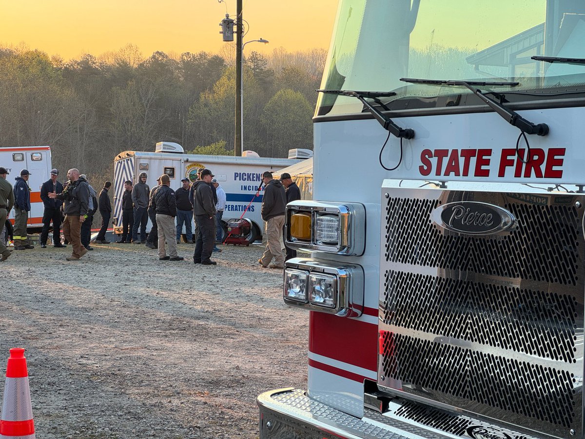 CityGreenville's tweet photo. ‼️ THURSDAY MORNING WILDFIRE UPDATE ‼️
Doubled and tripled in size. Fire has scorched 3000+ acres at Table Rock and 1000+ near Caesar's Head and Bald Rock. There is an air quality alert in our region due to fine particles from smoke. Wind and dry conditions are fueling flames. https://t.co/CgAomcyQrL