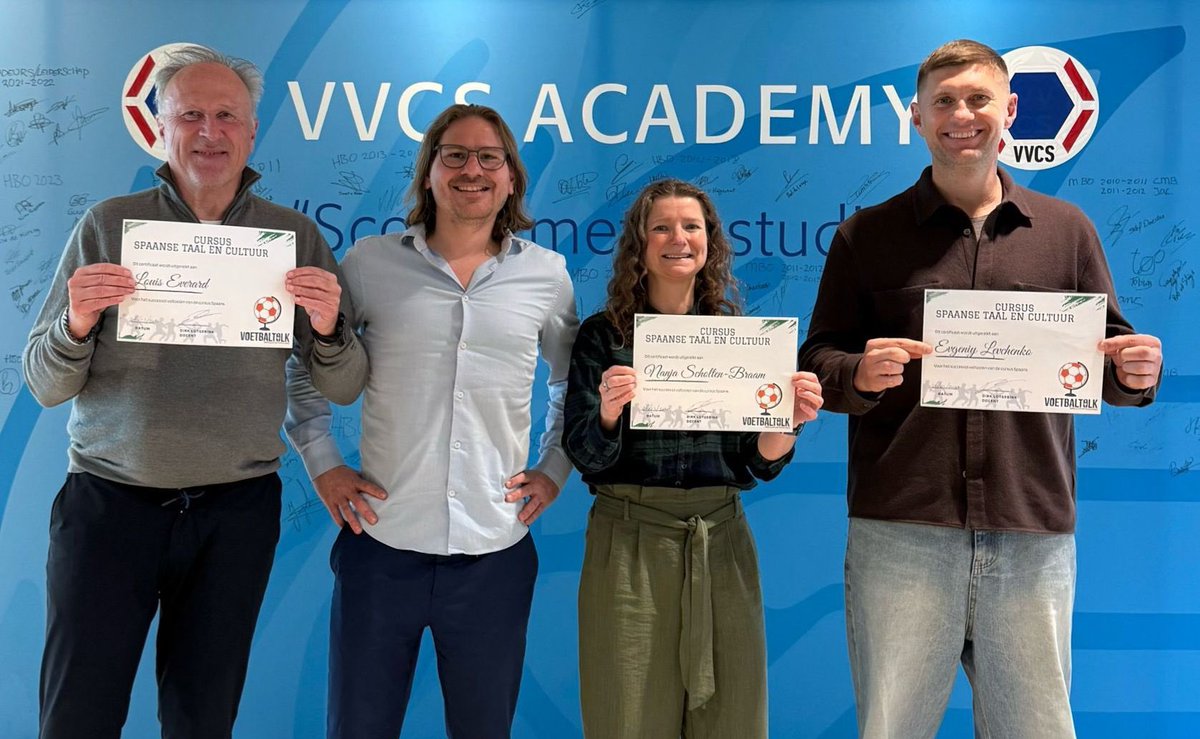 spelersvakbond's tweet image. Nieuw bij VVCS Academy: de cursus Spaanse Taal &amp;amp; Cultuur olv Dirk Lotgerink. 

Louis, Nanja en Lev rondden hem met succes af. 
Proficiat!  🇪🇸 🐂 ⚽️💫📚 

Meer weten over deze cursus? Mail naar info@vvcs.nl 

#vvcs #vvcsacademy #spaans