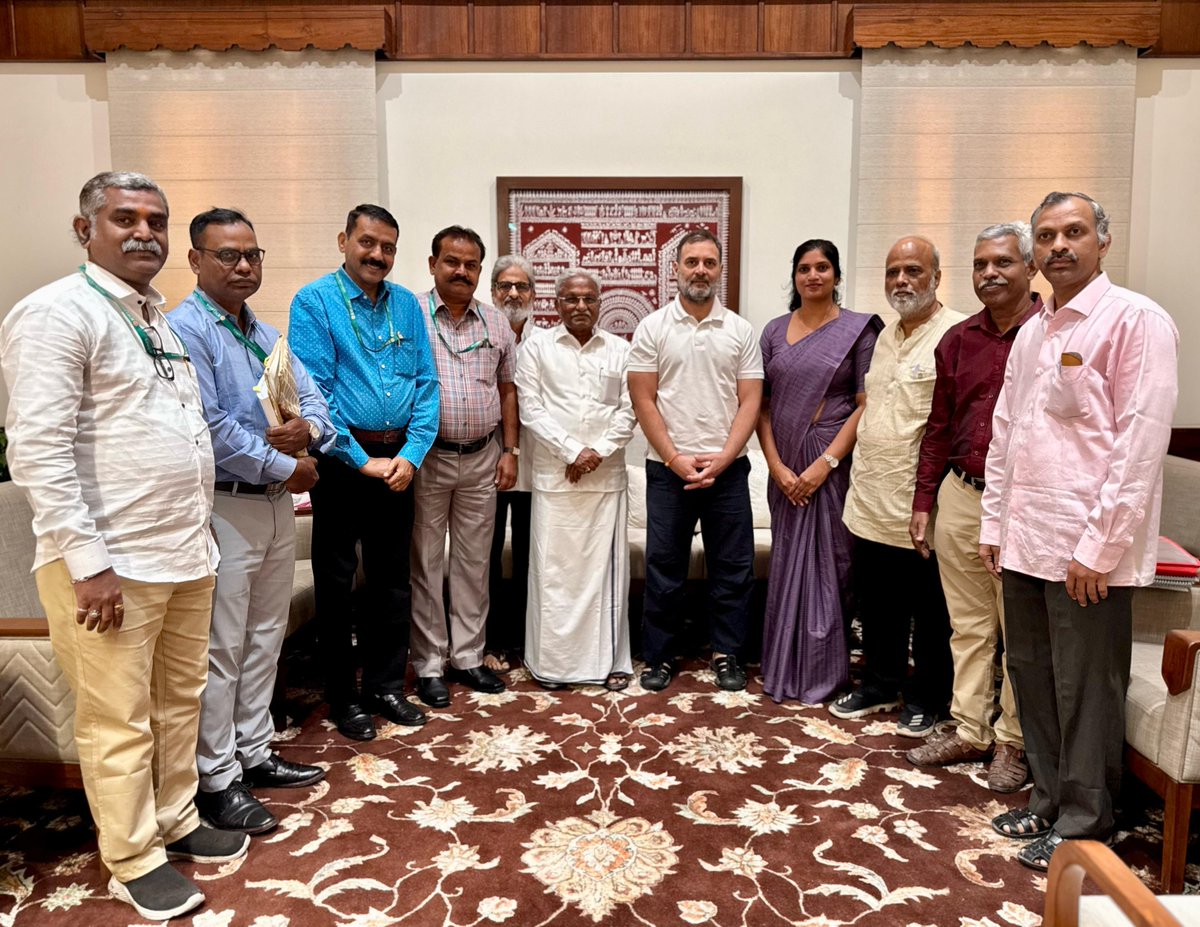 LoP Shri <a href="/RahulGandhi/">Rahul Gandhi</a> met with a delegation of IDBI Bank employees in Parliament today. The delegation expressed their strong opposition to the government’s move to privatise IDBI.

During the meeting, the employees highlighted the assurance given by the BJP-led NDA government in