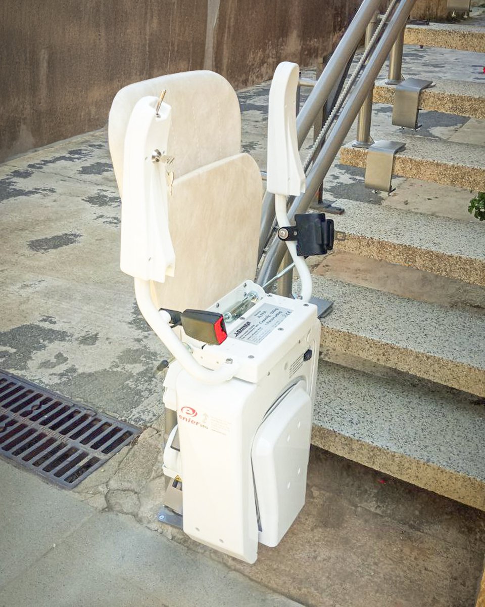 ¿Instalación en exteriores? Sí, se puede. ¿En escaleras estrechas? También. 
Las #SillasSalvaescaleras permiten la movilidad en todo tipo de escaleras, ya sean rectas, con curvas o incluyan o no rellanos entre tramo y tramo. 

 #accesibilidad #movilidadreducida #salvaescaleras