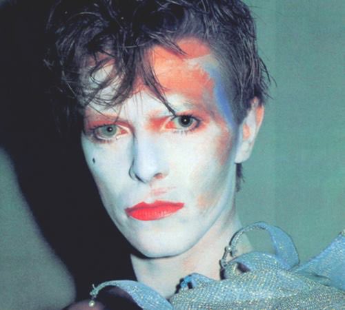DavidBowieBot's tweet photo. 反逆者と呼ばれるような人物に人気が集まるのは、彼らが反逆者だからじゃない。それ以上の人間になったからだよ。 https://t.co/biteaTf0FZ