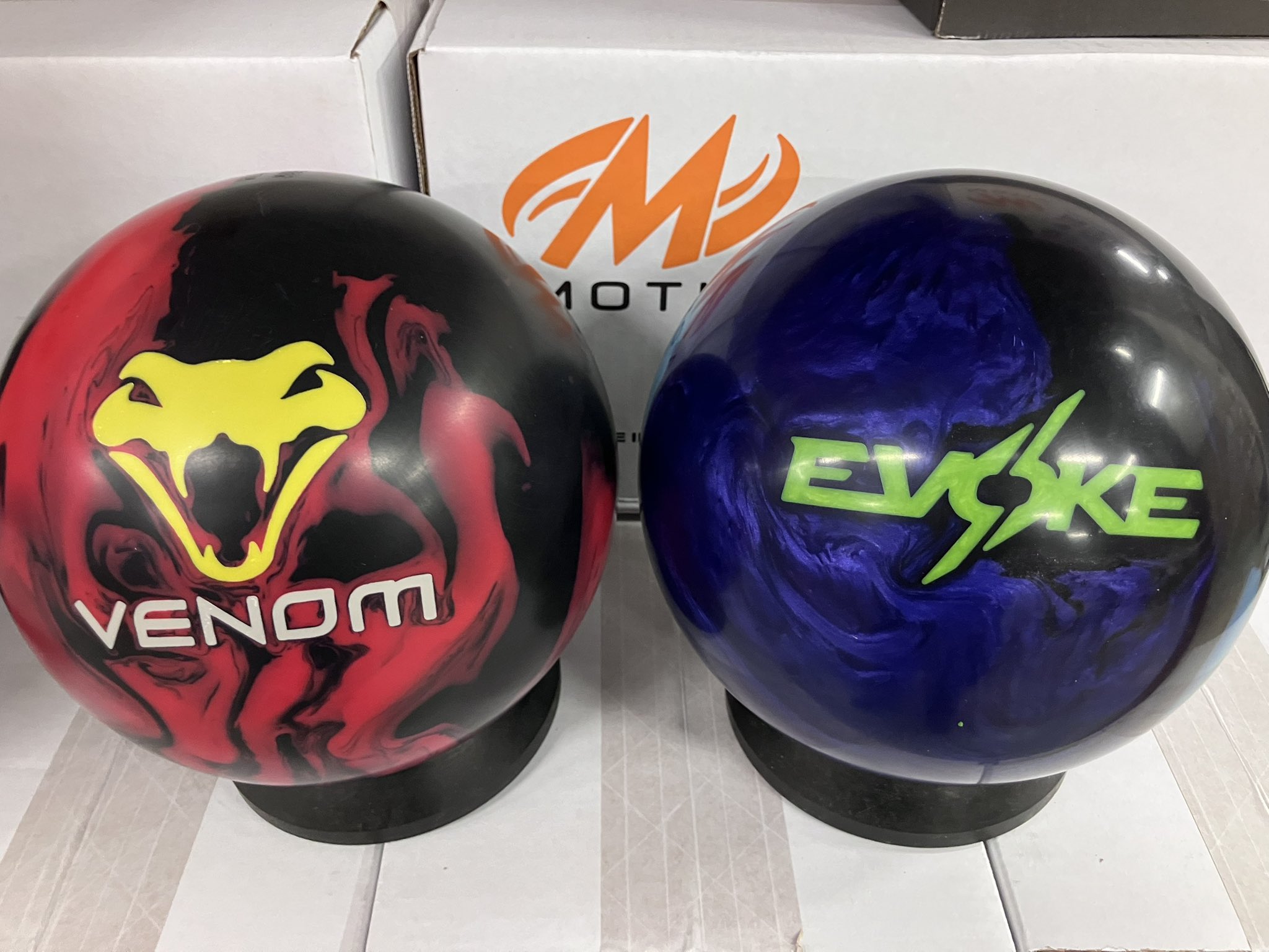 モーティブ イヴォークボウリングボール ABSオンライン ボール：EVOKE