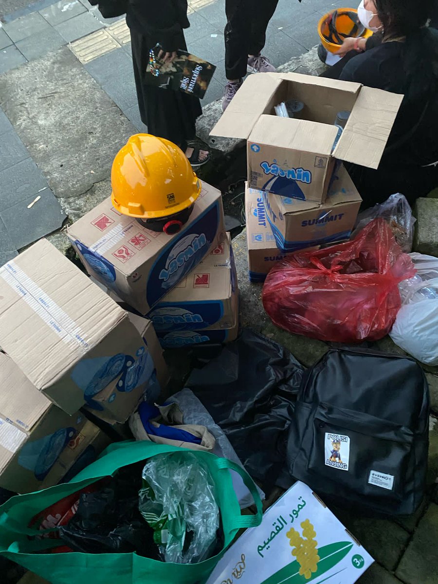 🚨 UPDATE AKSI KOTA BOGOR 🚨

Teman-teman yang membutuhkan makanan minuman silahkan merapat ya, logistik sudah dibagikan tim humanies atau bisa menuju posko logistik humanies.

Selamat Berbuka Puasa!🙌🏻

#TolakUUTNI #TolakRUUPolri #GagalkanUUTNI