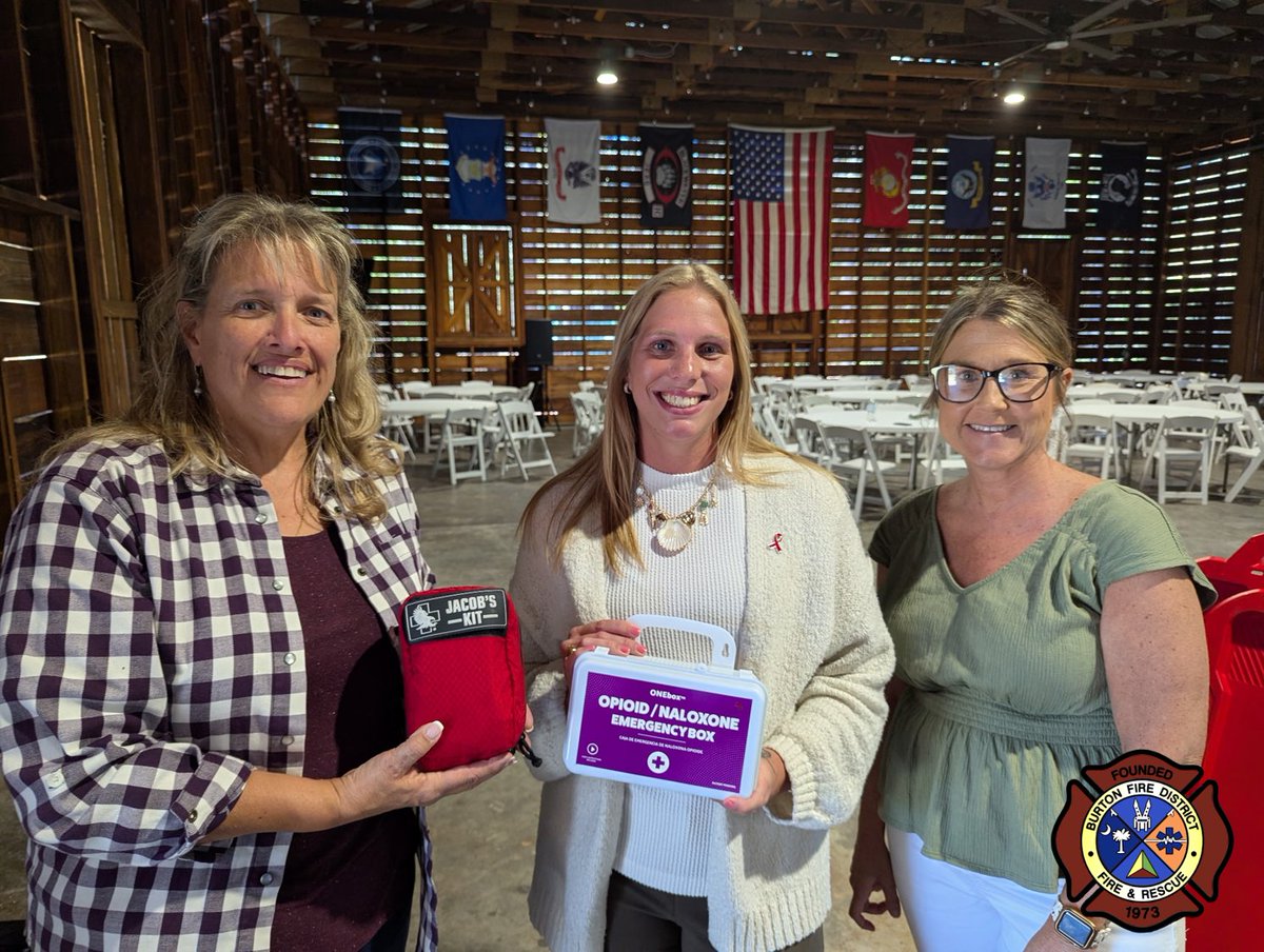 BurtonFD_SC's tweet photo. #BurtonFD & @bftcountysc 1st Responder Project, in partnership with @OP_FOB, trained 27 Immediate Responders in CPR, @StopTheBleed, & responding to an opiate overdose. #BurtonFD & 1st Responder Project donated a #JACOBkit and Narcan kit to the group for completing the training. https://t.co/UIQNG8zxeH
