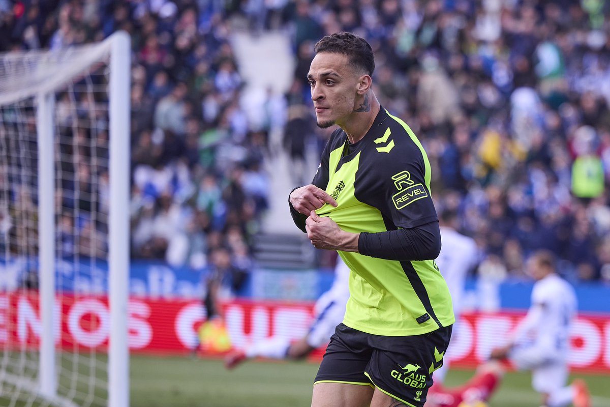 ActuFoot_'s tweet photo. Antony 🇧🇷 : « Quand on me parle de pression. Je réponds toujours : "𝗤𝘂𝗲𝗹𝗹𝗲 𝗽𝗿𝗲𝘀𝘀𝗶𝗼𝗻 ?". 🤔

J’ai ressenti la vraie pression quand 𝗷𝗲 𝗷𝗼𝘂𝗮𝗶𝘀 𝗽𝗶𝗲𝗱𝘀 𝗻𝘂𝘀 𝗱𝗮𝗻𝘀 𝗹𝗲𝘀 𝗳𝗮𝘃𝗲𝗹𝗮𝘀 𝗳𝗮𝗰𝗲 𝗮̀ 𝗱𝗲𝘀 𝘁𝗿𝗮𝗳𝗶𝗾𝘂𝗮𝗻𝘁𝘀 𝗱𝗲 𝗱𝗿𝗼𝗴𝘂𝗲.

Ça c’était la vraie pression ! »

🎙️ DAZN