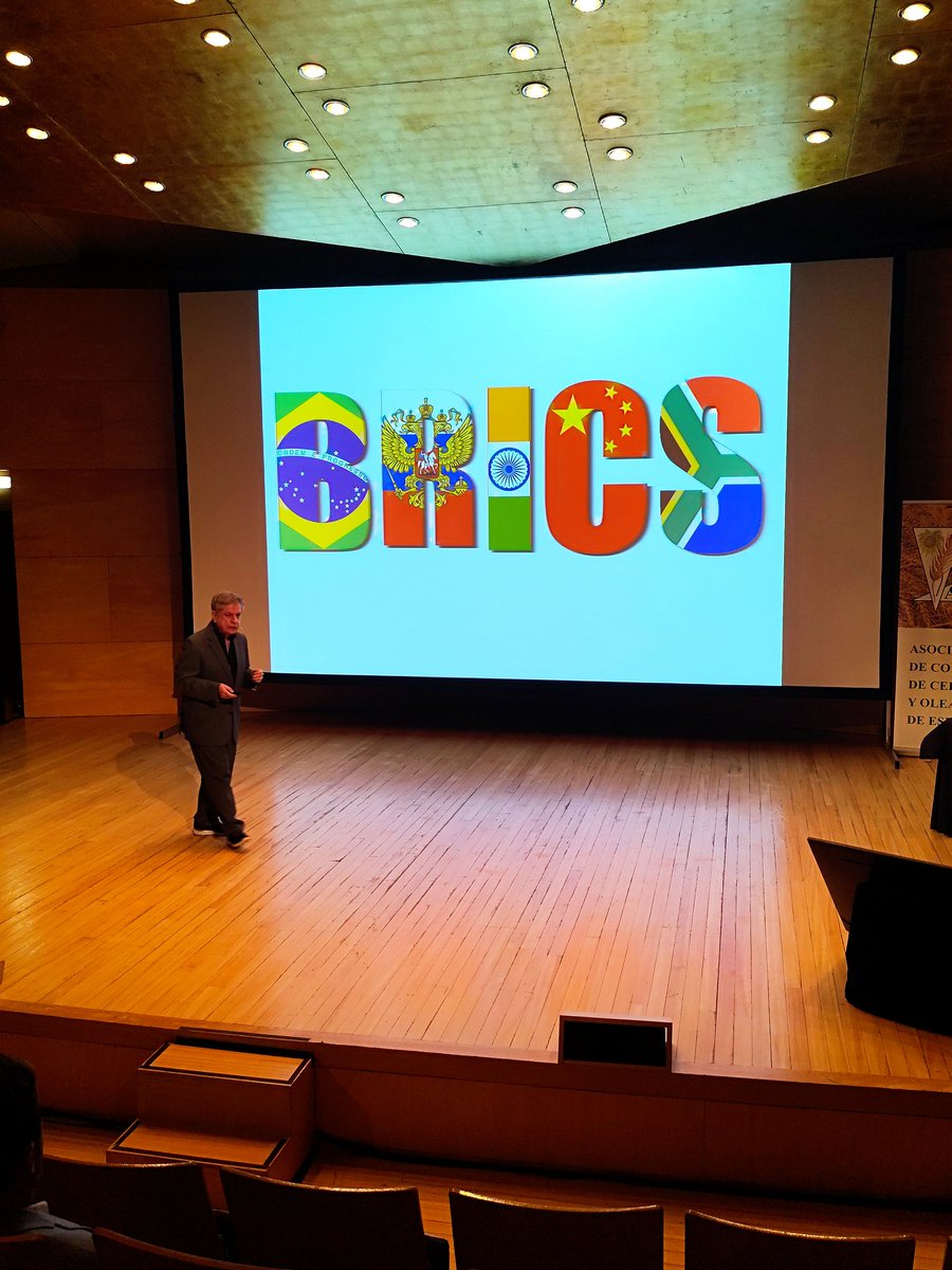 APROSE (@aprose1951) on Twitter photo La globalización cambia: el mundo se divide en dos bloques (EE.UU. vs. China) y los BRICS crecen con nuevos miembros y países asociados. Las empresas que conviertan la incertidumbre en ventaja serán las ganadoras. Algunas pinceladas de la charla de <a href="/MarcosUrarte/">Marcos Urarte</a>  #ENOC2025 La globalización cambia: el mundo se divide en dos bloques (EE.UU. vs. China) y los BRICS crecen con nuevos miembros y países asociados. Las empresas que conviertan la incertidumbre en ventaja serán las ganadoras. Algunas pinceladas de la charla de <a href="/MarcosUrarte/">Marcos Urarte</a>  #ENOC2025