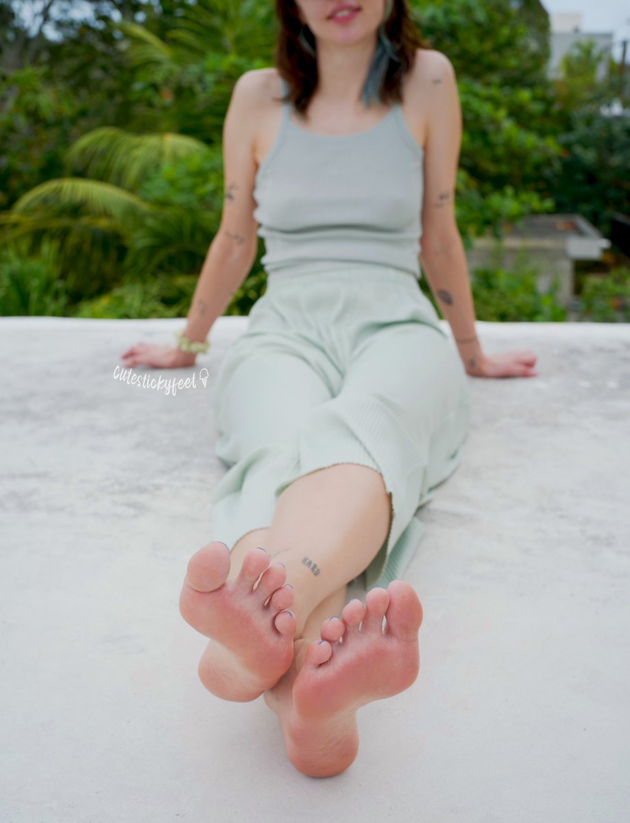 you owe me a retweet if you want to taste my soft pink soles👅
