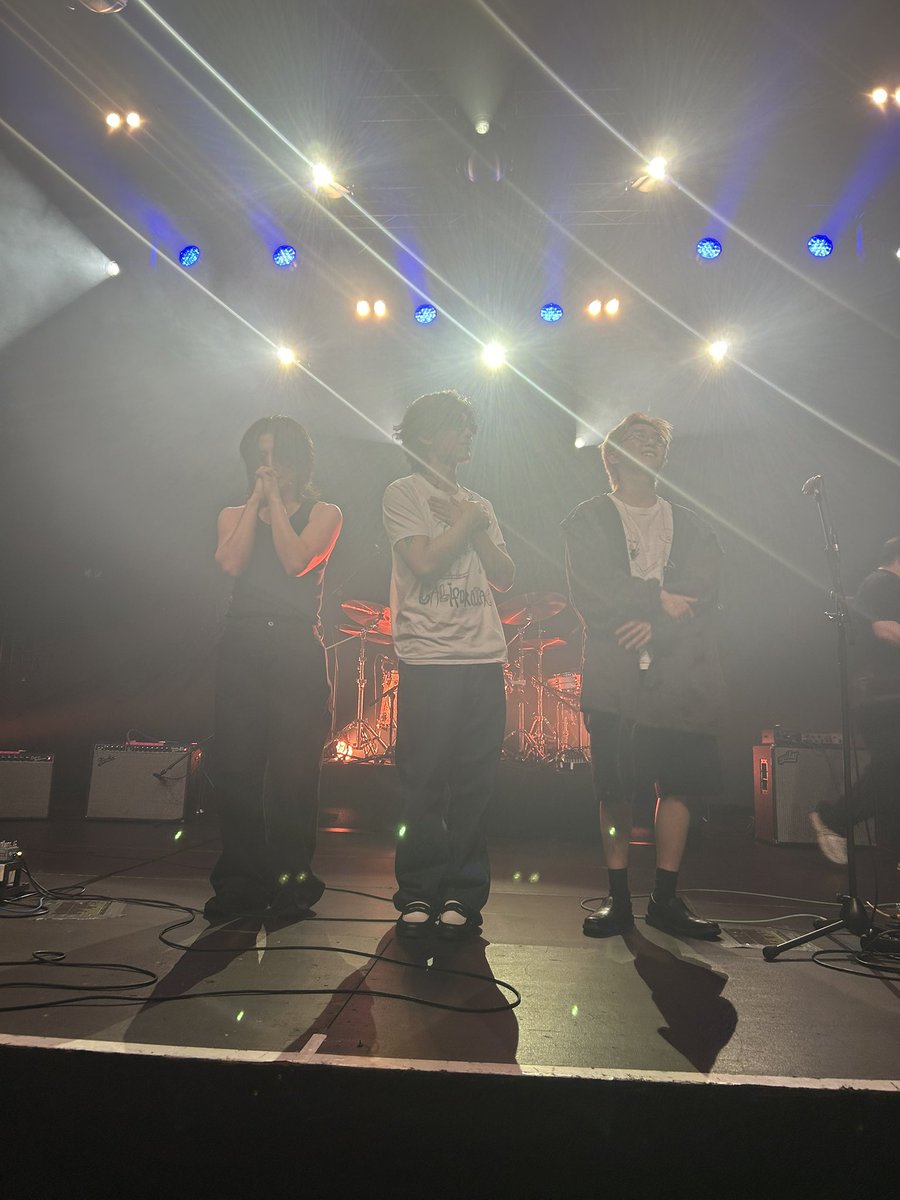 geonmaettael's tweet photo. you get into this indie band in 2022 and now they have 8.5 million streams and they’re touring all over the world and you’re going to their concert for the fourth time with friends you made thanks to them :,)
thank you wave to earth ❤️‍🩹 https://t.co/r0basaFUs6