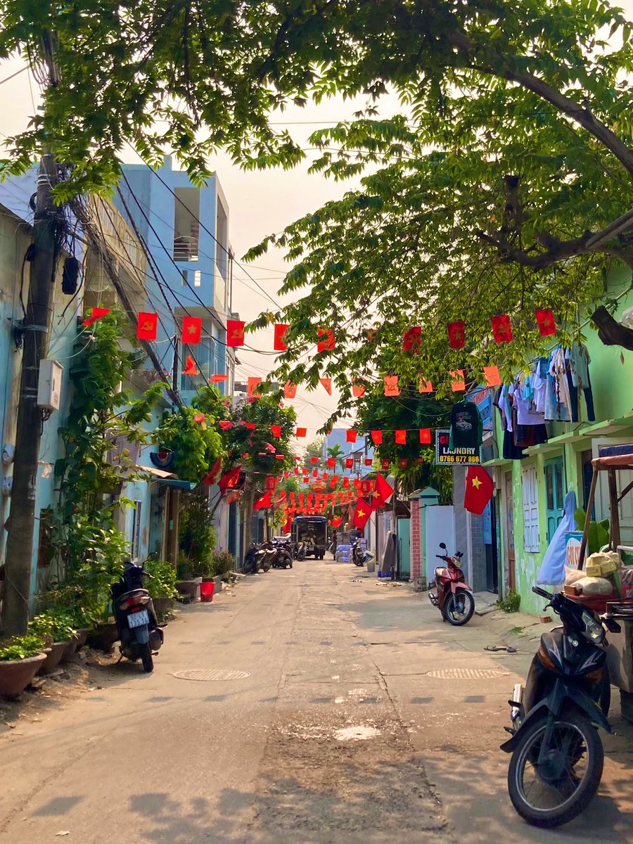hari_hurler's tweet photo. Viet-flag always leads me to the little alleys somehow.

#Hẻm
#DaNang
#Vietnam https://t.co/oGlZxrzQfm
