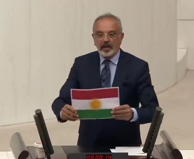 “Bu yol uzun olur sanma,
Devran böyle gider sanma,
Biter devr-i saltanatlar,
Boyun eğmez Türk milleti var!"