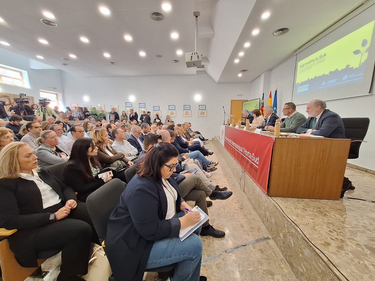 avtorresp's tweet photo. Junto a @DianaMorantR, @ArcadiSD y responsables de TRAGSA, hemos trasladado a los alcaldes y alcaldesas de municipios afectados por la DANA todas las medidas para agilizar los trámites para la reconstrucción de infraestructuras municipales.
El Plan #REIMPULSA, con 1.745M€, permitirá realizar más de 500 acciones.
Hoy hemos comunicado:
🏣Creación de oficina central en Paiporta
📜Acuerdo Marco para agilizar procedimientos
🤝Interlocución directa de cada ayuntamiento con Tragsa