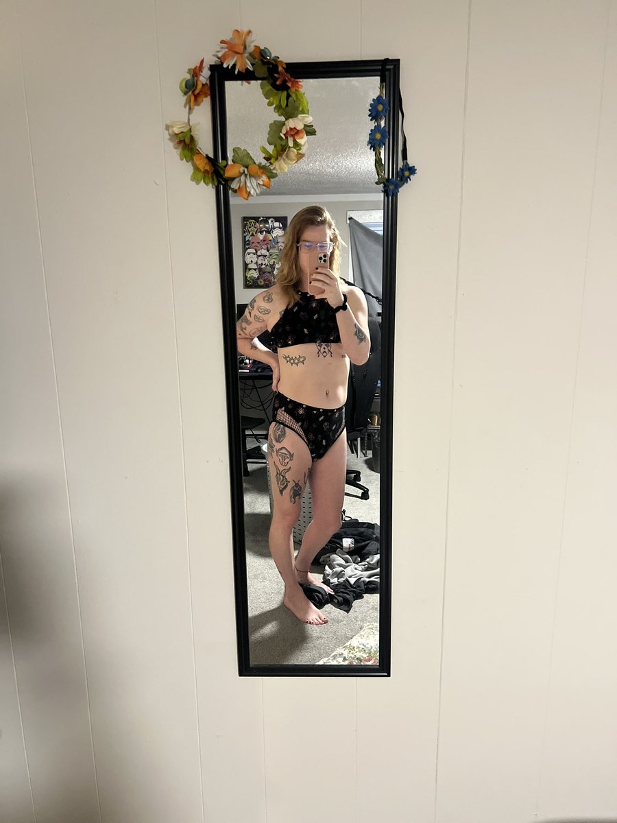 asstrashoots's tweet photo. My room has PHASES. Girl, same.

#trans #transgender #transfem #mtf #girlslikeus #TransWomenareWomen #LGBTQ #LGBTQIASupportWomensRight https://t.co/MhY9ftIyMS