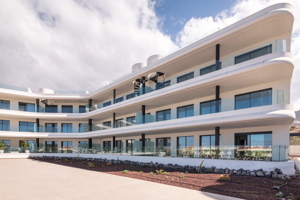 Edificio norte del Residencial Atlantic Homes, de 36 viviendas en el T.M. de Adeje (#Tenerife), proyectado y dirigido por Makin Molowny Portela, junto con grandes profesionales del sector, para <a href="/GrupoViqueira/">Grupo Viqueira</a>.
¡Seguimos!
#arquitectura #residencial

Fotografía: Flavio Dorta