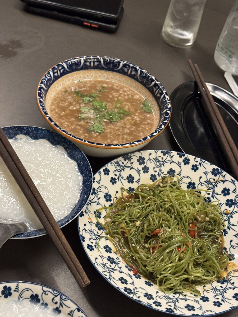 dsesaes's tweet photo. วันก่อนไปกินข้าวต้มกุ๊ยที่รัชโยมา บรรยากาศร้านคือติดแกลมมาก แต่ราคาอาหารคือไม่แพงเลย รสชาติก็ทำถึงสุดๆ อร่อย!! ร้านชื่อ กุ๊ยรัชโย https://t.co/GyArj33eMH