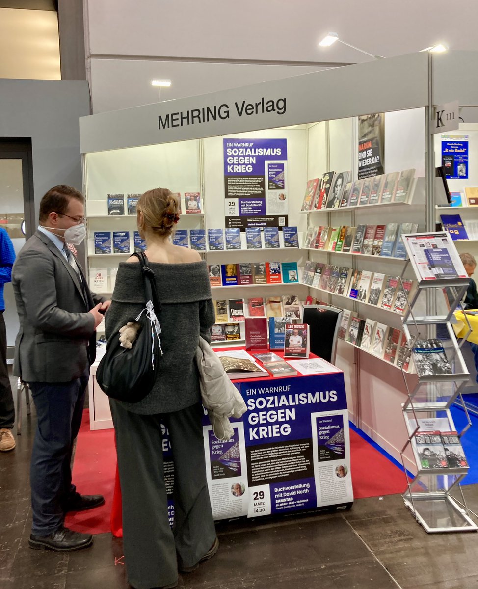 MehringVerlag's tweet image. Besucht uns auf der @buchmesse in Leipzig Halle 5, Stand K111! Unsere Neuerscheinung „Sozialismus gegen Krieg“ ist hochaktuell und stößt auf großes Interesse. Am Samstag 14:30 wird David North sein Buch vorstellen.
👉 mehring-verlag.de/library/north-…
#lbm25 #lbm