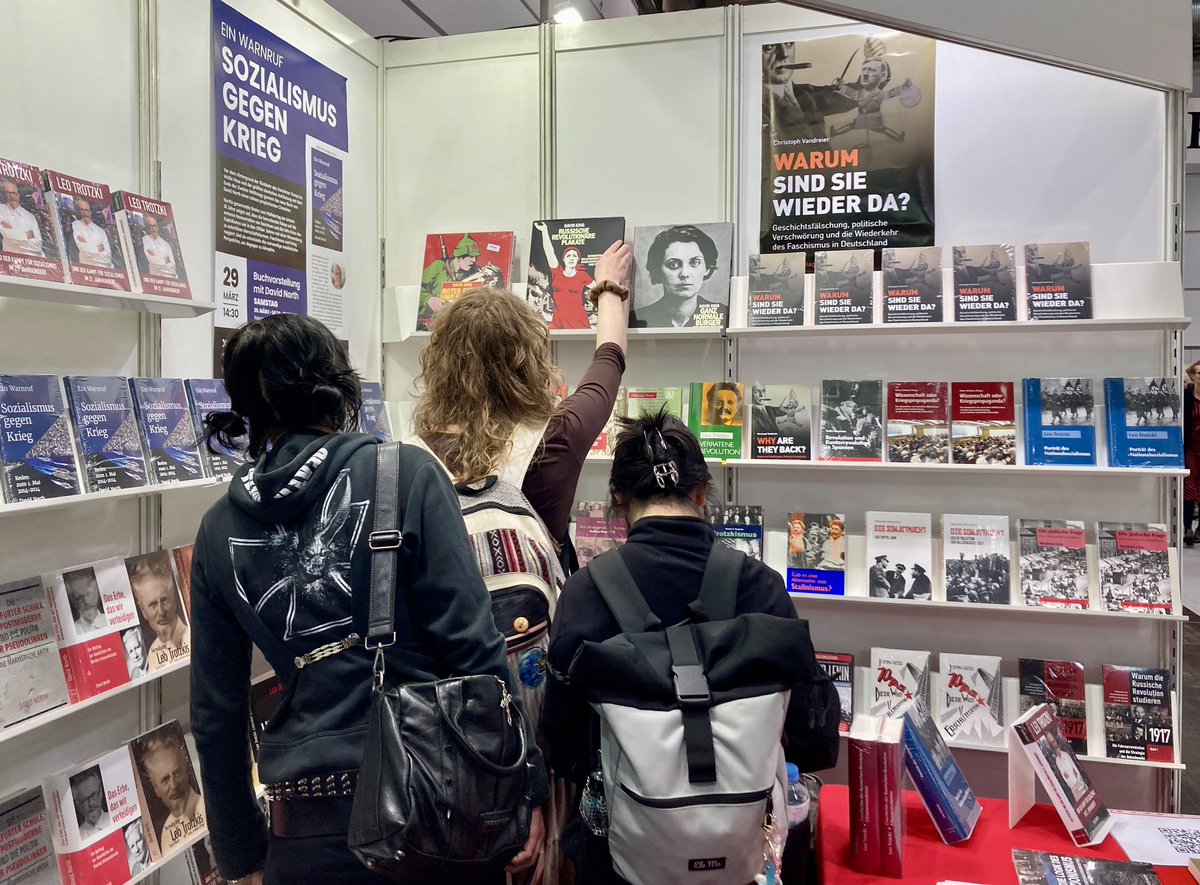 MehringVerlag's tweet image. Besucht uns auf der @buchmesse in Leipzig Halle 5, Stand K111! Unsere Neuerscheinung „Sozialismus gegen Krieg“ ist hochaktuell und stößt auf großes Interesse. Am Samstag 14:30 wird David North sein Buch vorstellen.
👉 mehring-verlag.de/library/north-…
#lbm25 #lbm