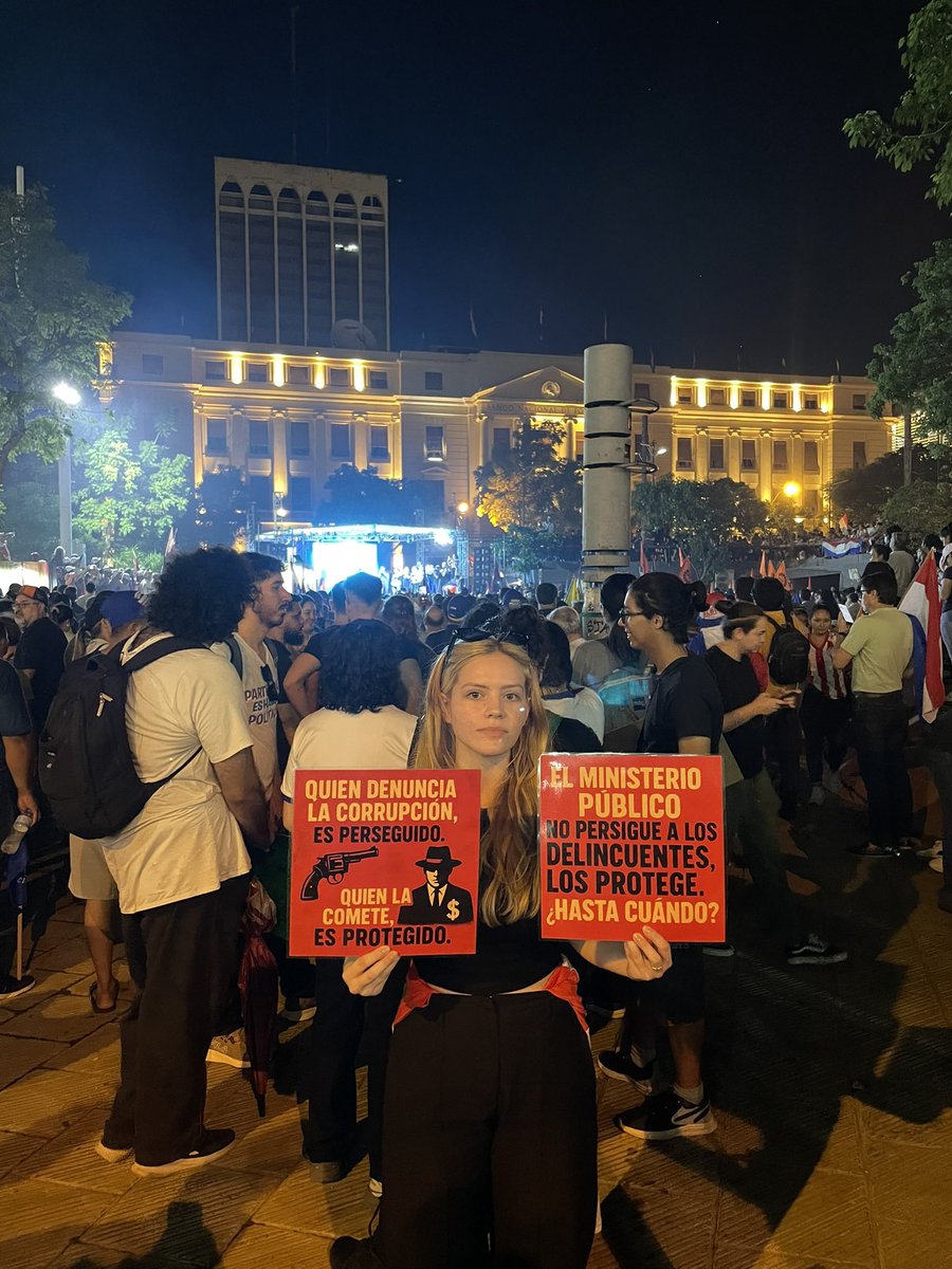 Así se vivió la manifestación de anoche: con la voz de un pueblo harto de un sistema corrupto, prebendario, mafioso y descaradamente impune. Estamos hartos de la impunidad garantizada desde el poder, del narcoestado y de sus cómplices disfrazados de autoridades.