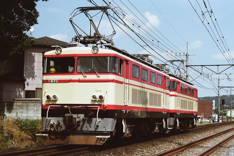 hiro_hrkz's tweet photo. なお、西武E31は旧型国電云々・・・というけど、それは台車が国鉄80系のDT20Aというだけで、主電動機は三菱のMB-146系を巻きなおしたもの。

2007年6月　元加治～飯能 https://t.co/oZvEHKnrTI