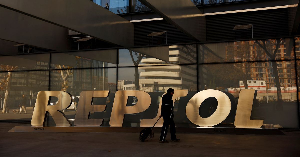 Reuters's tweet image. Spanish oil company Repsol and private equity-backed NEO Energy have agreed to merge their UK North Sea oil and gas businesses to create a joint venture with output of around 130,000 barrels of oil equivalent per day this year. reuters.com/markets/deals/…