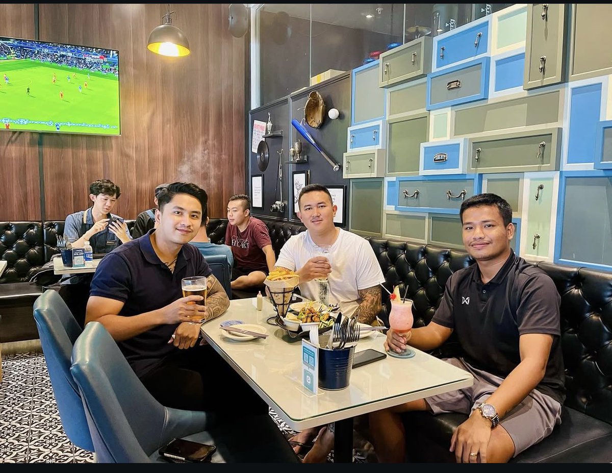 fiend1998's tweet image. မတွေ့ရတာနှစ်တွေကြာပီး တခါဆုံပီး ပြန်မဆုံရ သတိရလို🔥