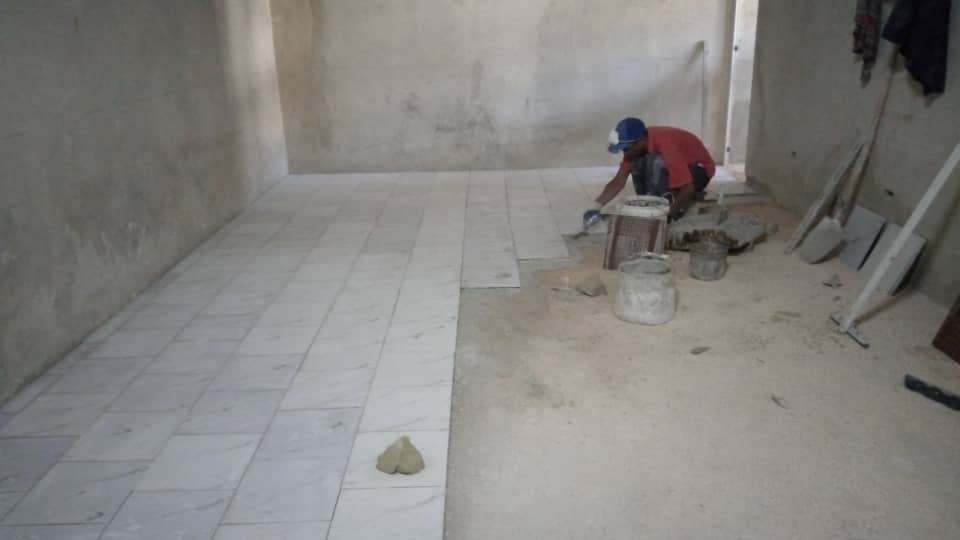 Colocación de piso en la Clínica Central Cira García, utilizando mortero de producción nacional 🇨🇺.

#ESEDIP_Dirige