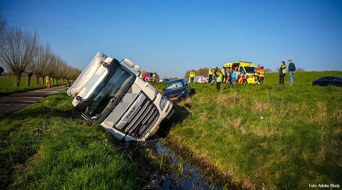 Vrachtwagen na aanrijding met auto in de sloot langs A50