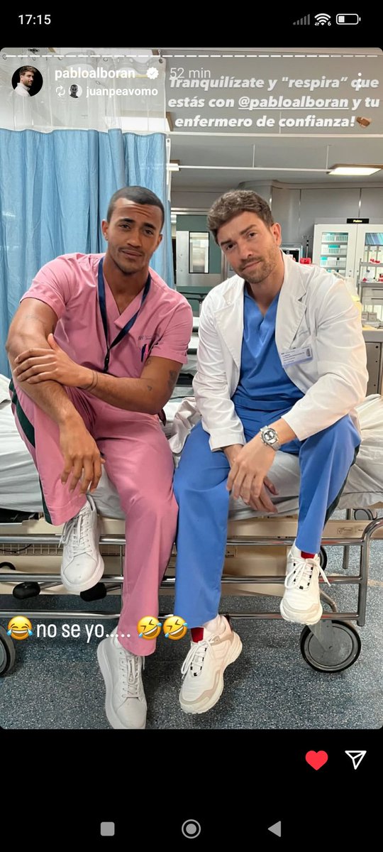 #FOTO Pablo Alborán (<a href="/pabloalboran/">Pablo Alborán</a>), nuestro cirujano de confianza posando con Juan Pedro Bernabéu durante el rodaje de #Respira en uno de sus últimos stories!