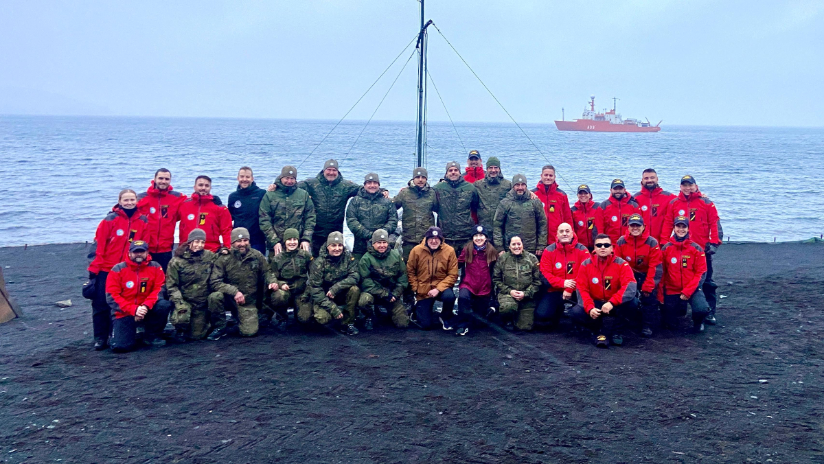La campaña #Antártica🐧 toca su fin y nuestros marinos del buque de investigación oceanográfica #Hespérides participan en el último arriado de Bandera en la base #GabrieldeCastilla por el cierre de la base, hasta el próximo año.💪
#SomosLaArmada⚓🇪🇸